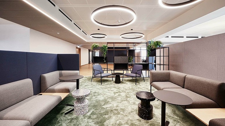 Ein komfortabler Lounge-Bereich im Hauptsitz von Agile Robots in München