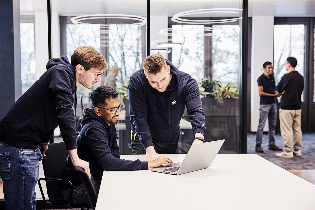 Mehrere Agile Robots-Mitarbeiter in einer Teambesprechung 